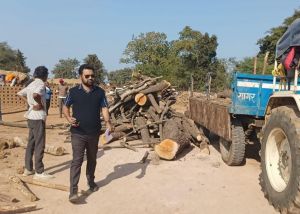  ग्राम खुबाटोला में इमारती लकड़ी का अवैध रूप से परिवहन करने पर की गई जप्ती कार्रवाई