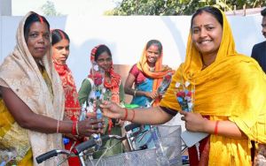  मंत्री लक्ष्मी राजवाड़े गांव&ndash;बस्ती चलो अभियान के तहत भटगांव विधानसभा के महावीरपुर और संजय नगर पहुँचीं