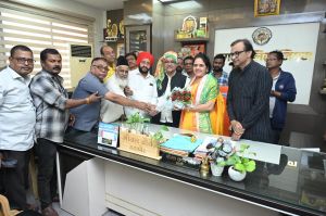  महापौर मीनल चौबे को संतोषी नगर चौक से भाठागांव चौक के बीच अंडरब्रिज बनाये जाने का दिया आवेदन