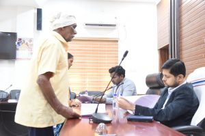  नाली बंद होने व सड़क ढलान बदलने से जलजमाव, वार्डवासी आवेदन लेकर पहुंचे जनदर्शन