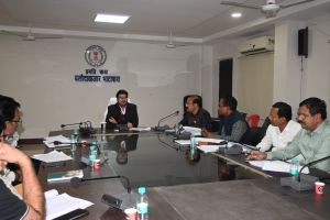  बैंकर्स और वेंडर से बेहतर समन्वय कर योजना में लाएं प्रगति -कलेक्टर 