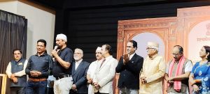 अनिकेत की भावनाओं में बह गए धमतरी के रंगप्रेमी