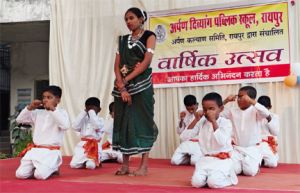 मौन से सजीव हुई मंच की धड़कनें