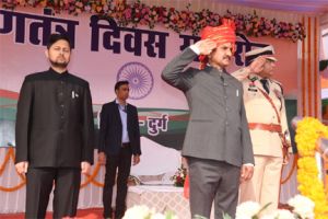 केन्द्रीय राज्यमंत्री तोखन साहू ने ध्वजारोहण कर परेड की ली सलामी