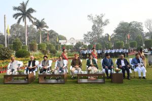 77वें गणतंत्र दिवस पर कुलपति डॉ. चंदेल ने तिरंगा फहराया और परेड की सलामी ली