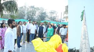 महापौर ने मरीन ड्राइव पर 82मीटर ऊँचे फ्लैग पोस्ट पर फहराया राष्ट्रध्वज तिरंगा