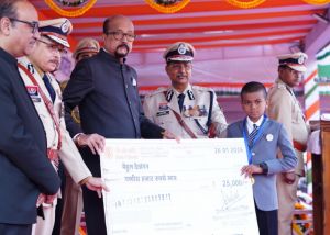  राज्यपाल रमेन डेका ने राजधानी के मुख्य समारोह में विजेताओं को किया सम्मानित