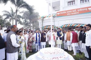  क्षेत्रीय संगठन महामंत्री श्री जम्वाल और प्रदेश अध्यक्ष श्री देव ने भाजपा कार्यालय में फहराया तिरंगा