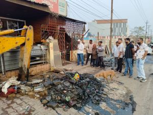 12 अवैध पाटों को तोड़कर नाला सफाई 12 अवैध पाटों को तोड़कर नाला सफाई