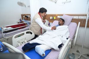 उपमुख्यमंत्री विजय शर्मा ने आईईडी ब्लास्ट में घायल जवानों से अस्पताल में की मुलाकात उपमुख्यमंत्री विजय शर्मा ने आईईडी ब्लास्ट में घायल जवानों से अस्पताल में की मुलाकात