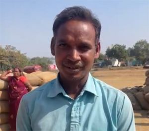 धान उपार्जन की सुचारु व्यवस्था से लाभान्वित हुए किसान संतोष साहू धान उपार्जन की सुचारु व्यवस्था से लाभान्वित हुए किसान संतोष साहू