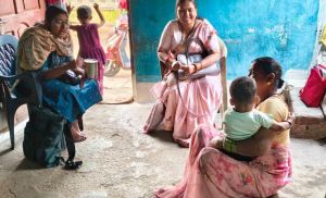  गृह भेंट कर पौष्टिक आहार और साफ-सफाई की दी जा रही समझाईश