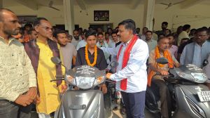  उपमुख्यमंत्री विजय शर्मा की तत्परता से दो दिव्यांगों को मिली स्कूटी, चेहरे पर लौटी मुस्कान