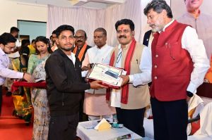  उप मुख्यमंत्री श्री शर्मा ने 30 पुनर्वासित युवाओं को बांटे टूलकिट और मोबाइल