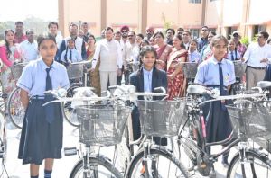 उद्योग मंत्री  लखन लाल देवांगन ने छात्राओं को बांटी साइकिल, बोले: खूब पढ़े-खूब बढ़े