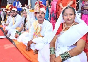  बौद्ध परंपराओं के साथ छह नवदंपत्तियों ने लिया जीवनभर साथ निभाने का संकल्प