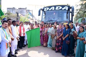  उपमुख्यमंत्री विजय शर्मा ने शैक्षणिक भ्रमण के लिए बस को दिखाई हरी झंडी