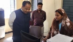 कलेक्ट ने ग्राम परसदा में  नल कनेक्शनों का औचक निरीक्षण किया