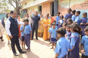  कलेक्टर डॉ गौरव सिंह ने  रावणभाठा एवं मंदिर हसौद  के स्कूलों में पहुंच बच्चों से सुना पहाड़ा, दी शाबाशी