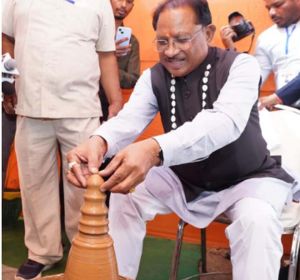  मुख्यमंत्री श्री साय ने कुम्हार के चाक पर गढ़ा दीया, पारंपरिक शिल्पकारों से किया आत्मीय संवाद