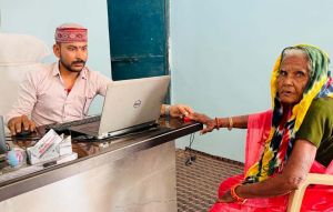   डिजिटल सुविधा केंद्र में 86 वर्षीय भक्तिन राय को अंगूठे के निशान पर मिल रही सुविधाएं
