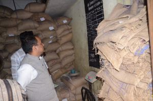  कलेक्टर ने किया &lsquo;पीडीएस शॉप&rsquo; का औचक निरीक्षण