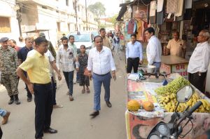  कलेक्टर, सहित अधिकारियों की टीम टिकरापारा क्षेत्र के सड़कों पर पैदल घूमें