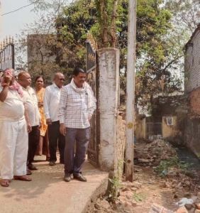  नाली के उपर किये गये अवैध निर्माण को निगम ने कराया कब्जा मुक्त