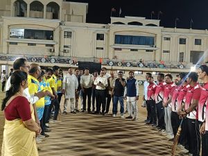 आयुक्त विश्वदीप ने नगर निगम मेयर कप क्रिकेट स्पर्धा के शुभारम्भ मैच का किया प्रत्यक्ष निरीक्षण