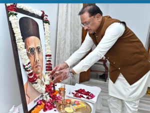वीर सावरकर की पुण्यतिथि पर मुख्यमंत्री ने अर्पित की श्रद्धांजलि वीर सावरकर की पुण्यतिथि पर मुख्यमंत्री ने अर्पित की श्रद्धांजलि