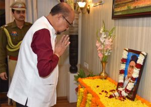 राज्यपाल श्री डेका ने वीर विनायक दामोदर सावरकर को श्रद्धांजलि दी राज्यपाल श्री डेका ने वीर विनायक दामोदर सावरकर को श्रद्धांजलि दी