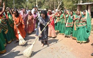  कलेक्टर ने ग्राम कमकापार के मंगतुबाबा मंदिर में पूजा-अर्चना कर किया स्वच्छता अभियान की शुरूआत