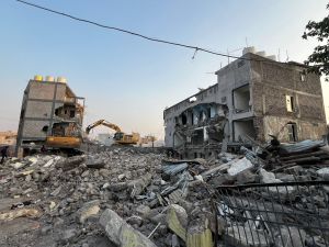  निगम ने  लालपुर में लगभग 20 हजार वर्गफीट शासकीय कोटवारी भूमि पर किये गए अवैध निर्माण को  तोड़ा