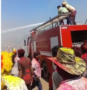  गैस वेल्डिंग के दौरान वाहन में लगी आग 