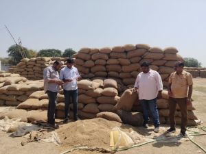 भलेरा धान खरीदी केंद्र की शिकायत पर कलेक्टर डॉ. गौरव सिंह ने लिया त्वरित संज्ञान