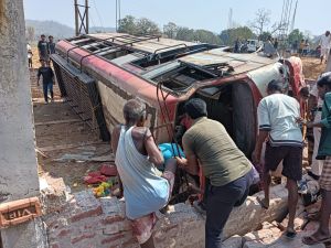  तेज रफ्तार यात्री बस  पलटी, 5 लोगों की मौत, 25 यात्री घायल