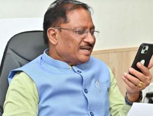  यूपीएससी  परीक्षा में सफल प्रदेश के अभ्यर्थियों को मुख्यमंत्री ने वीडियो कॉल के जरिए दी बधाई