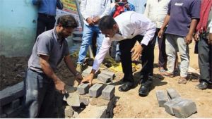  कलेक्टर ने सोखता गड्डा निर्माण हेतु किया श्रमदान,जल संरक्षण में सहभागिता के लिये ग्रामीणों को किया प्रोत्साहित