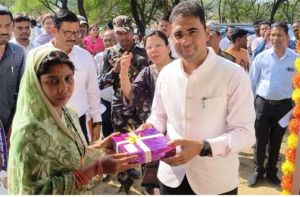  कलेक्टर ने पीएम आवास हितग्राही को कराया गृहप्रवेश, सौंपी आवास की चाबी