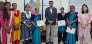  कलेक्टर ने कुपोषण दूर करने एवं आंगनबाड़ी केन्द्रों में सक्रिय रूप से कार्य करने पर कार्यकर्ताओं को किया सम्मानित
