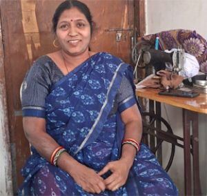  महतारी वंदन योजना से मिली नई राह, सिलाई कार्य से आत्मनिर्भर बनीं निहारिका