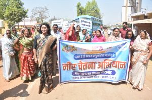 कलेक्टर एवं अधिकारियों ने ग्राम पोण्डी के काशी विश्वनाथ मंदिर में पूजा-अर्चना कर किया स्वच्छता अभियान की शुरूआत