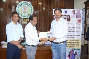  स्मृति पुस्तकालय योजना में लगातार बढ़ रही जनभागीदारी, बिलासपुर निवासी श्री पटेल ने की 265 पुस्तकें दान