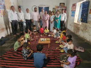  बच्चों के चेहरों पर मुस्कान, कर्मचारियों का जन्मदिन बना यादगार