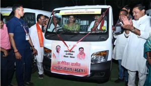  कबीरधाम में &lsquo;दीदियों&rsquo; ने संभाली स्टीयरिंग, उपमुख्यमंत्री श्री शर्मा बने पैसेंजर