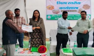  मधुमक्खी पालन से किसानों की आय में 20 से 25 प्रतिशत तक वृद्धि संभव