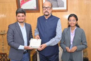   राज्यपाल श्री डेका से यूनीसेफ के इमेजिन वेंचर के प्रथम भारतीय पुरस्कार विजेता ने की सौजन्य भेंट