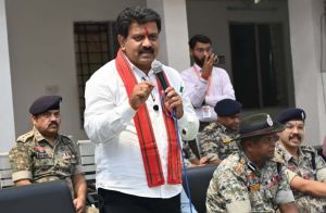  उपमुख्यमंत्री  विजय शर्मा ने पुनर्वास केंद्र दंतेवाड़ा में युवाओं से की मुलाकात