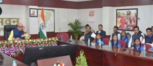  राज्यपाल श्री डेका से धमतरी के सुदूर वनांचल क्षेत्र के प्रतिभाशाली बच्चों ने की आत्मीय मुलाकात