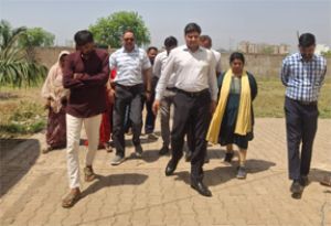  आयुक्त ने नगर निगम जोन 9 अधिकारियों सहित संकल्प सोसायटी फेस - 2 का किया निरीक्षण